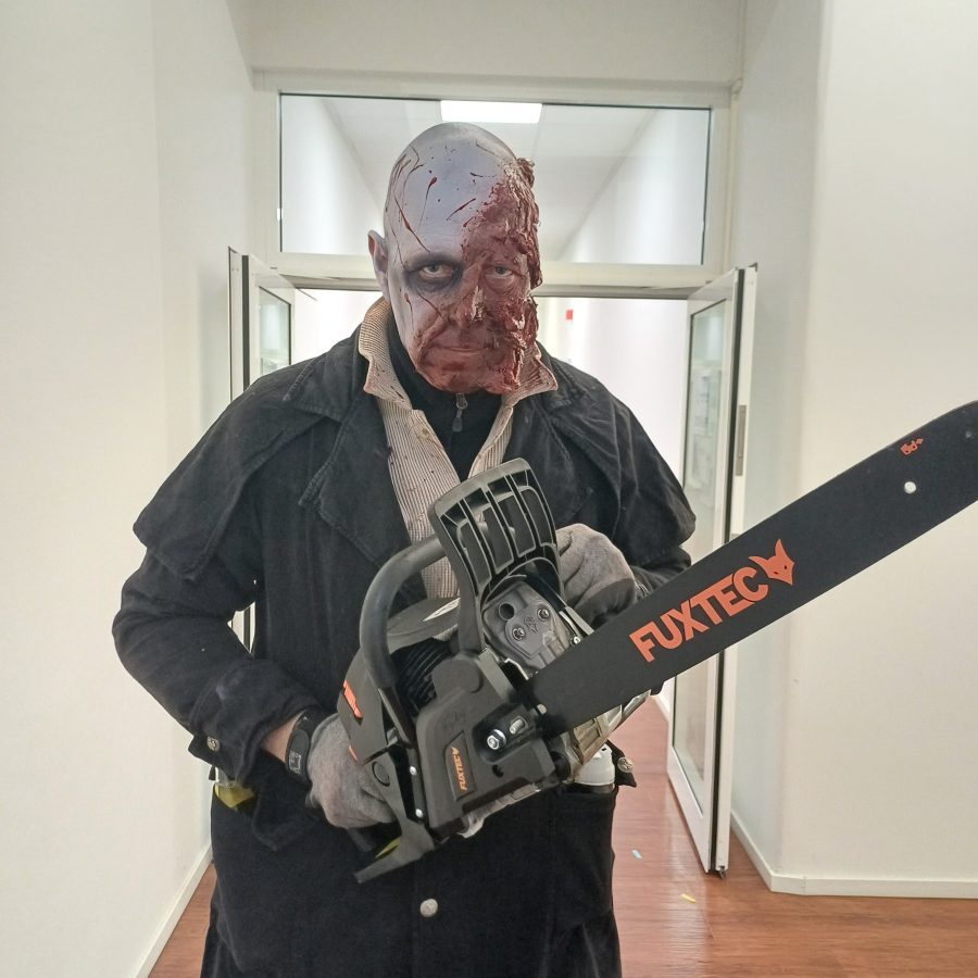 Helskral mit Kettensäge