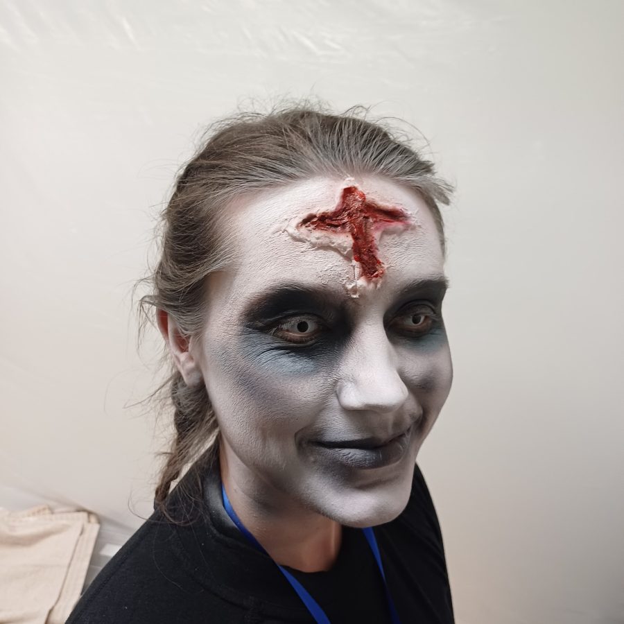 Zombie Nonne vor dem Kostüm